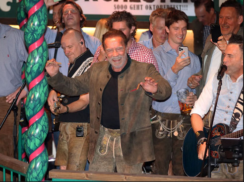 آوازخوانی"آرنولد شوارتزنگر" جشنواره ای در شهر مونیخ آلمان