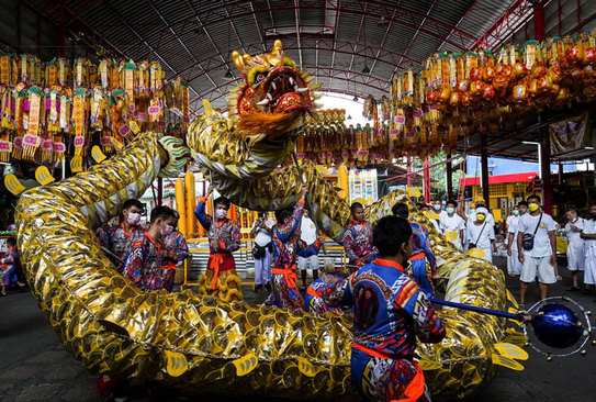رقص اژدها در جشنواره گیاهخواری در معبد چینی "جو سو کونگ" در شهر بانکوک تایلند