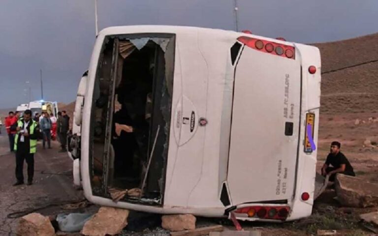 اتوبوس حامل زائرین واژگون