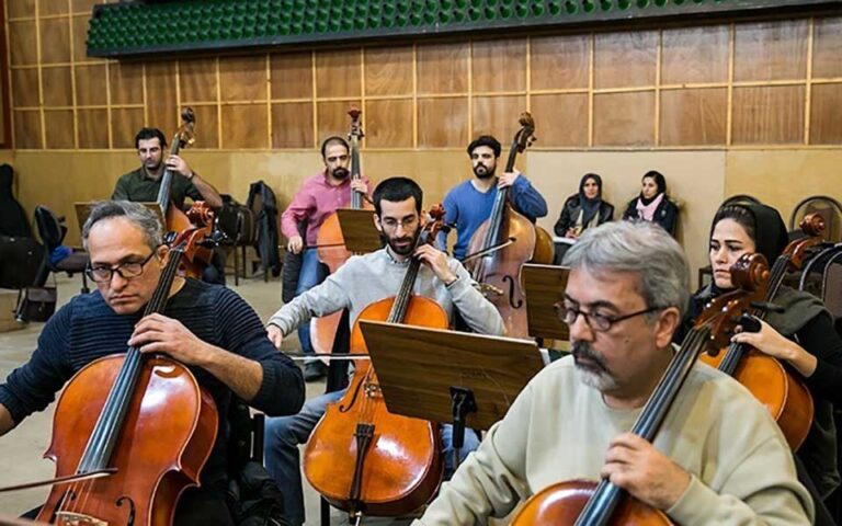 ارکستر سمفونی صداوسیما روی صحنه می‌رود