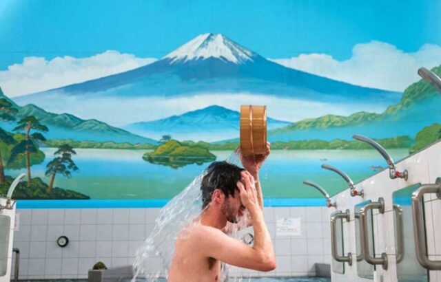 دیدنی های امروز؛ از گردهمایی نجات آمریکا تا حمام سنتی ژاپنی
