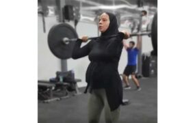 ویدئوی عجیب از زن بارداری که وزنه می‌زند