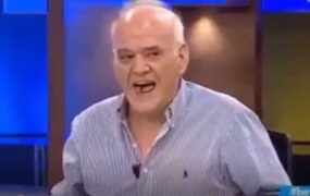 کارشناس شبکه ترکیه روی آنتن زنده مگس خورد