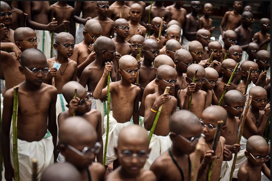 دیدنی های امروز؛ از روز جهانی حیوانات تا انتخابات برزیل کودکان در لباس مهاتما گاندی در صدو پنجاه و سومین سالگرد تولد رهبر استقلال هندوستان