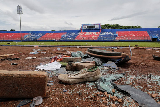 دیدنی های امروز؛ از روز جهانی حیوانات تا انتخابات برزیل بقایای درگیری مرگبار بین هواداران فوتبال در استادیومی در آچه اندونزی