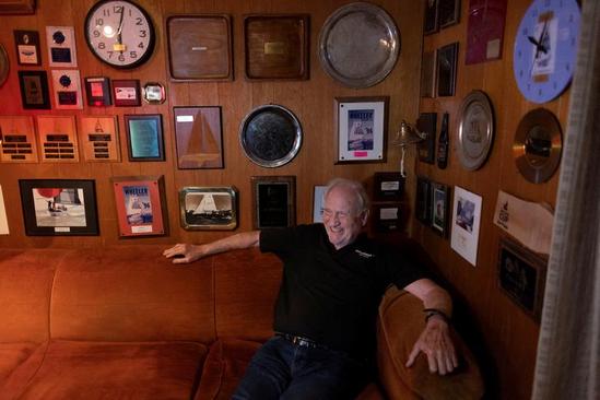 "جان کلوسر" برنده آمریکایی جایزه نوبل فیزیک 2022 در خانه اش در کالیفرنیا/ رویترز