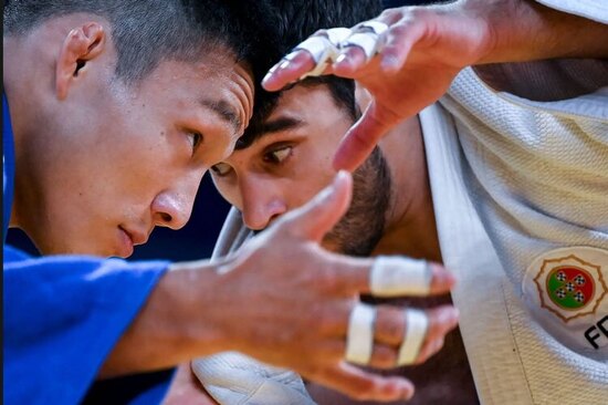 رقابت دو جودوکار ژاپنی و پرتغالی در مسابقات جهانی جودو 2022 در شهر تاشکند ازبکستان