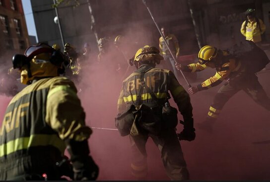 تظاهرات اعتراضی آتش نشان های اسپانیایی برای افزایش حقوق شان در مقابل مجلس در شهر مادرید