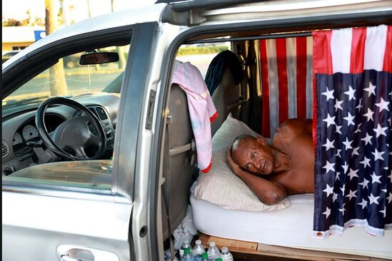 یک شهروند آمریکایی که در اثر توفان "ایان" در ایالت فلوریدا خانه اش ویران شده و درون خودرویش زندگی می کند