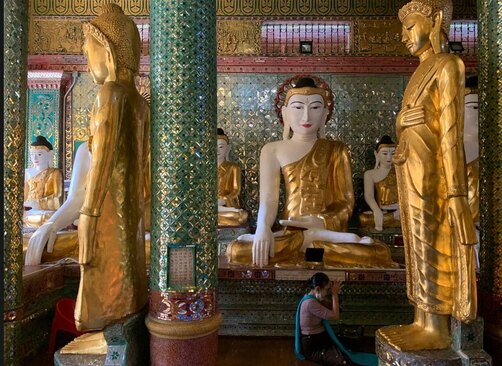 دعا و عبادت در معبدی در شهر یانگون میانمار