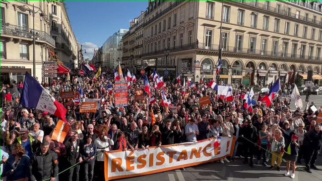 بحران انرژی در اروپا. تظاهرات هزاران فرانسوی در شهر پاریس در اعتراض به بحران انرژی و با درخواست خروج پاریس از سازمان ناتو