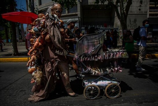 کارناوال خیابانی زامبی ها در پایتخت شیلی