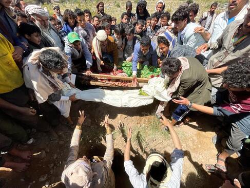 تشییع جنازه 10 جوان (بیمار سرطانی) یمنی مسموم با داروهای شیمی درمانی آلوده در بیمارستانی در شهر صنعا