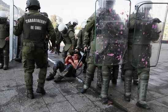 دستگیری معترضان ضددولتی در شهر سانتیاگو شیلی