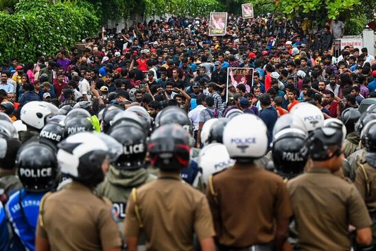 تظاهرات اعضای جامعه دانشجویی سریلانکا در شهر کلمبو برای آزادی رهبران دستگیر و زندانی شده شان