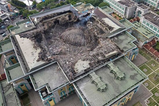 بقایای گنبد فروریخته مسجد جامع جاکارتا در اندونزی پس از آتش‌سوزی در حین کار بازسازی