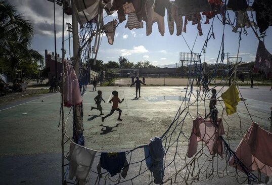 استفاده از تور دروازه یک زمین فوتبال در هاییتی به عنوان بند رخت لباس