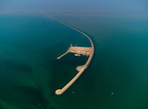 موج شکن های پروژه بندر بزرگ فاو که در این شهر بندری جنوب عراق در حال ساخت است