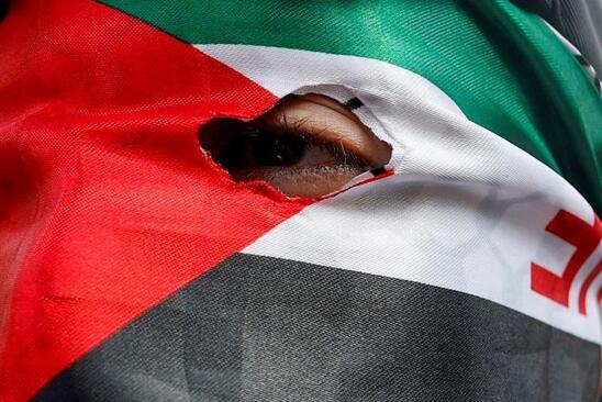 تشییع پیکر یک جوان فلسطینی شهید در شهر نابلس