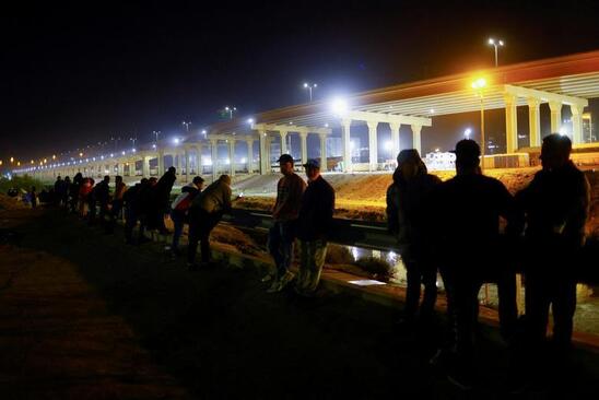صف مهاجران ونزوئلایی اخراج شده از آمریکا در مرز مکزیک