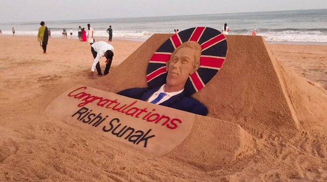 درست کردن سازه شنی "ریشی سوناک" نخست وزیر جدید انگلیس در ساحل پوری هند.