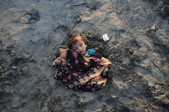 خواباندن یک دختر پاکستانی بیمار در شِن در زمان خورشیدگرفتگی