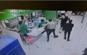 تصاویر درگیری یک مرد با سه مشتری
