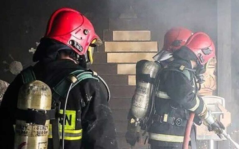 حریق مهیب فرش فروشی مهار شد
