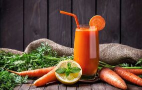 ۸ خاصیت شگفت‌انگیز آب هویج