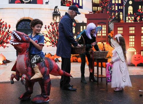 رییس جمهوری و بانوی اول آمریکا در حال هدیه دادن به کودکان در جشن هالوین کاخ سفید