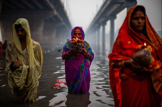 هندوها در حال نیایش برای "خدای خورشید" در جریان یک جشنواره آیینی