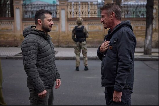 دیدنی های امروز؛ از محدودیت های جدید طالبان بر زنان تا سفر "شان پن" به اوکراین "شان پن" (هنرپیشه هالیوود) و "ولودیمیر زلنسکی" رییس جمهوری اوکراین در خیابان های شهر "کی یف" اوکراین/ یونایتدپرس