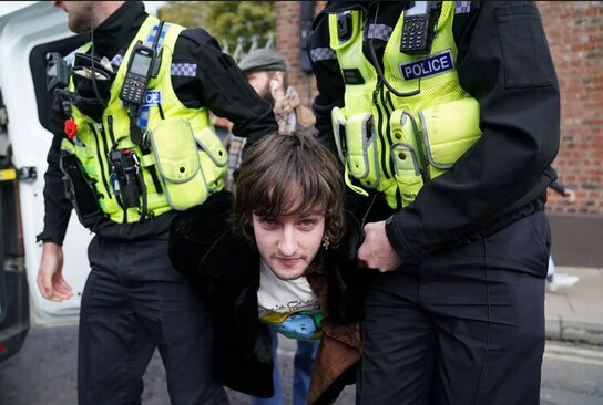 دیدنی های امروز؛ از محدودیت های جدید طالبان بر زنان تا سفر "شان پن" به اوکراین لحظه دستگیری جوان دانشجوی انگلیسی پرتاب کننده تخم مرغ به سمت پادشاه انگلیس در شهر یورک