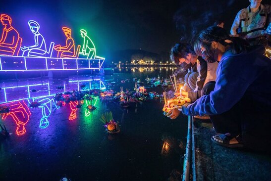 دیدنی های امروز؛ از محدودیت های جدید طالبان بر زنان تا سفر "شان پن" به اوکراین مردم تایلند بر اساس سنتی قدیمی قایقهای کوچک به شکل گل نیلوفر آبی که از برگهای موز ساخته میشوند