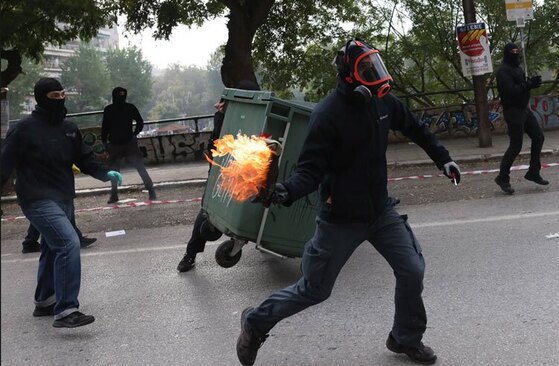 دیدنی های امروز؛ از محدودیت های جدید طالبان بر زنان تا سفر "شان پن" به اوکراین تظاهرات اعتراضی علیه تورم و افزایش هزینه های زندگی در شهر آتن یونان