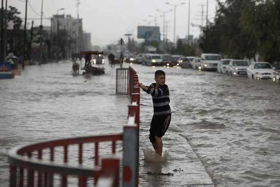 دیدنی های امروز؛ از محدودیت های جدید طالبان بر زنان تا سفر "شان پن" به اوکراین سیل در نوار غزه