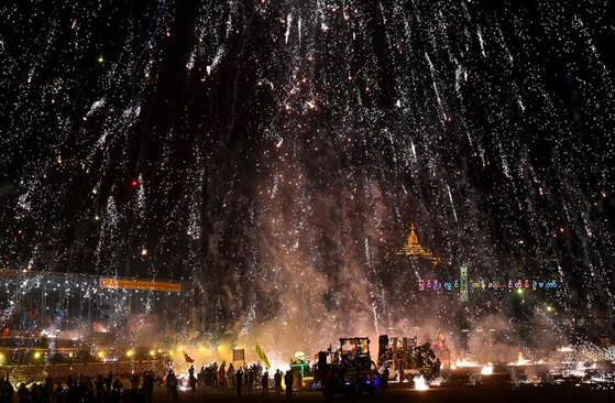 دیدنی های امروز؛ از محدودیت های جدید طالبان بر زنان تا سفر "شان پن" به اوکراین آتشبازی در طول جشنواره نور در شهر "ماندالای" میانمار به مناسبت جشن پایان فصل بارانی