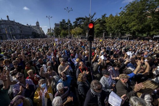 دیدنی های امروز؛ از عقب نشینی روسیه تا کنفرانس بین المللی تغییرات اقلیمی تظاهرات در اعتراض به کمبود نیروی کادر بهداشت و درمان اسپانیا در شهر مادرید