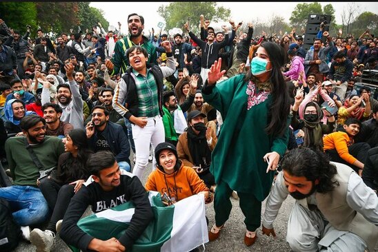 دیدنی های امروز؛ از عقب نشینی روسیه تا کنفرانس بین المللی تغییرات اقلیمی تماشای گروهی بازی فینال جام جهانی کریکت بین دو تیم پاکستان و انگلیس