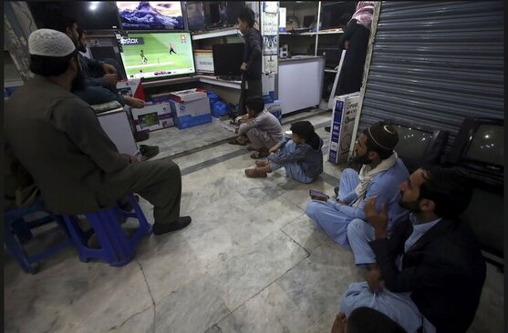 دیدنی های امروز؛ از عقب نشینی روسیه تا کنفرانس بین المللی تغییرات اقلیمی تماشای همین بازی در شهر کراچی