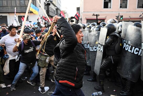 دیدنی های امروز؛ از عقب نشینی روسیه تا کنفرانس بین المللی تغییرات اقلیمی تظاهرات حامیان رییس جمهوری چپگرا پرو در شهر لیما