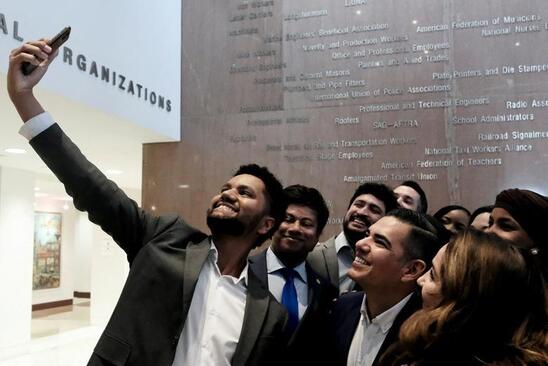 سلفی گرفتن نماینده های تازه راه یافته به کنگره آمریکا