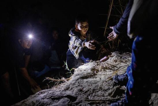 عبور مهاجران از رود مرزی "ریو گرانده" برای ورود به خاک ایالات متحده آمریکا