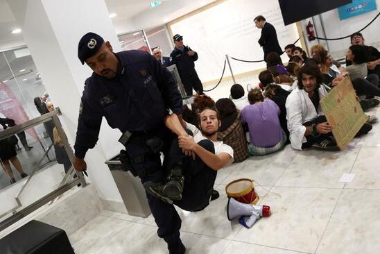 تظاهرات دانش آموزان پرتغالی در اعتراض به تغییرات اقلیمی و افزایش مصرف سوخت های فسیلی