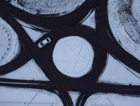 بارش برف در شهر تارا در ایالت اومسک روسیه