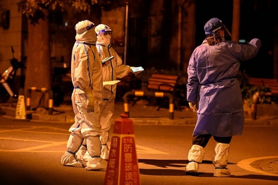 کارکنان نظام بهداشت چین در محله ای قرنطینه شده به خاطر کرونا در شهر پکن