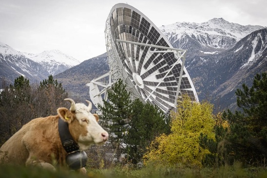 گرفتن انرژی خورشیدی از یک دیش ماهواره ای بزرگ در کوه های آلپ سوییس