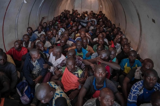 نیروهای داوطلب برای مبارزه با گروه های شورشی سوار بر یک هواپیما در جمهوری دموکراتیک کنگو