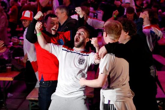 شادمانی طرفداران فوتبال انگلیس از پیروزی تیم کشورشان مقابل تیم ایران