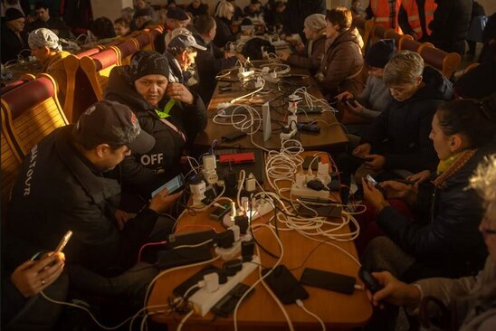 یک مرکز شارژ گوشی تلفن همراه در ایستگاه مترو شهر خرسون اوکراین